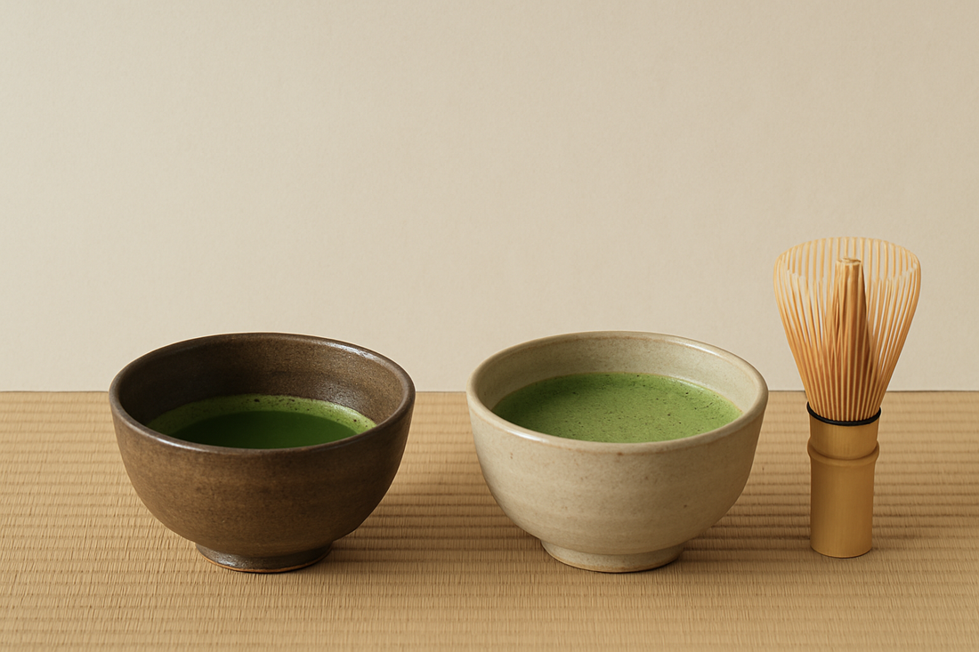 泡立ての異なる二つの抹茶茶碗と茶筅を畳の上に並べた静物