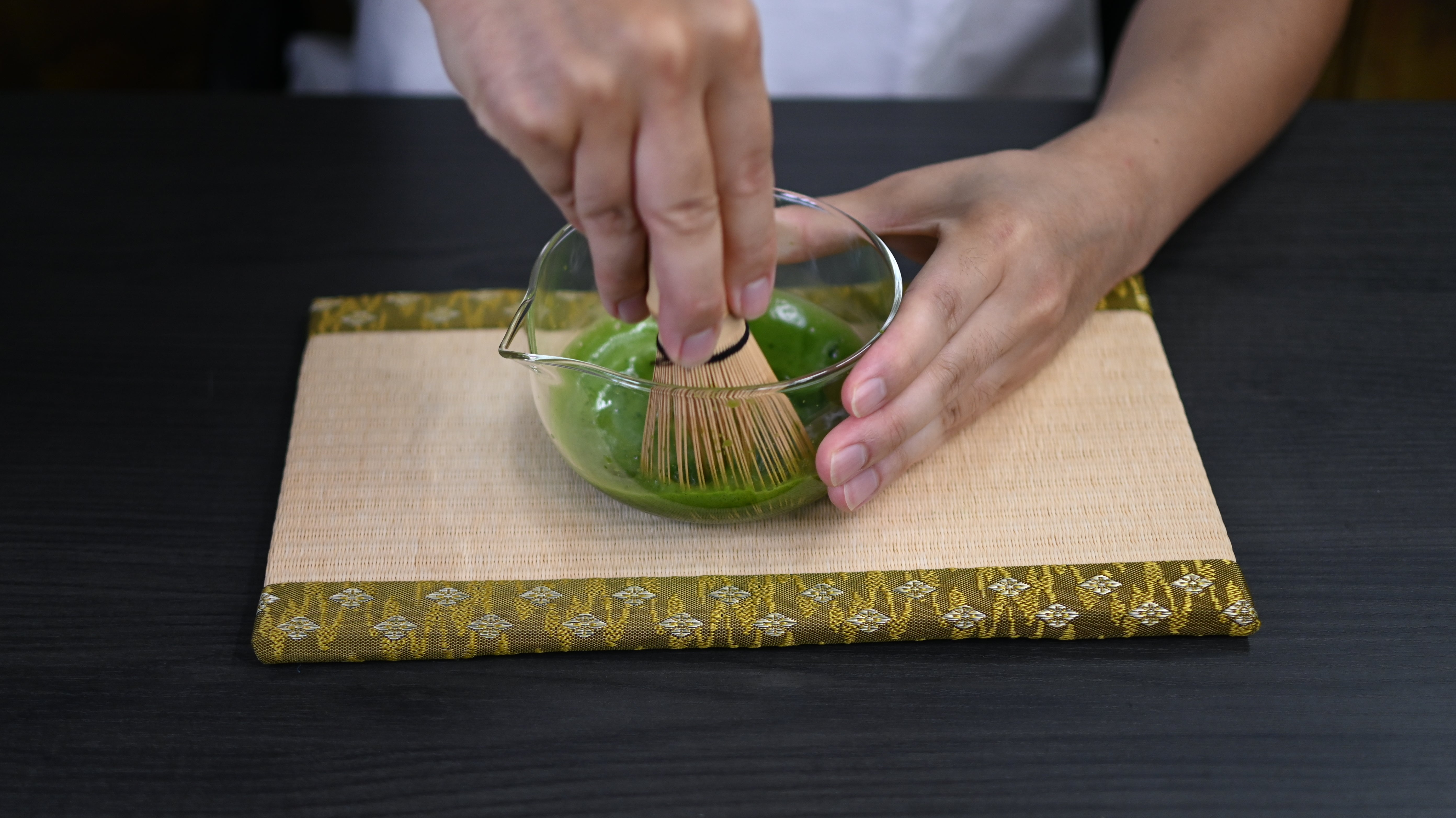茶筅で宇治抹茶を点てる様子
