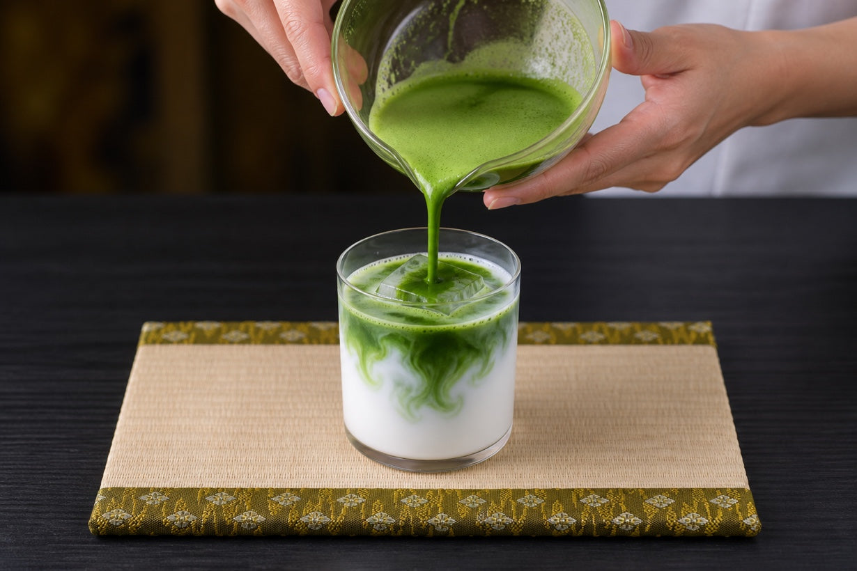 ミルクの上に濃い抹茶を注ぐ様子