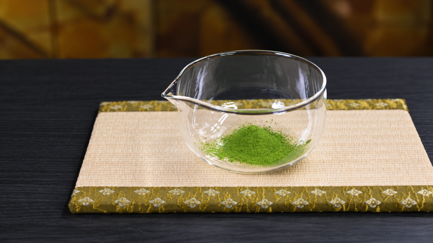 耐熱ガラスの器に入れた抹茶