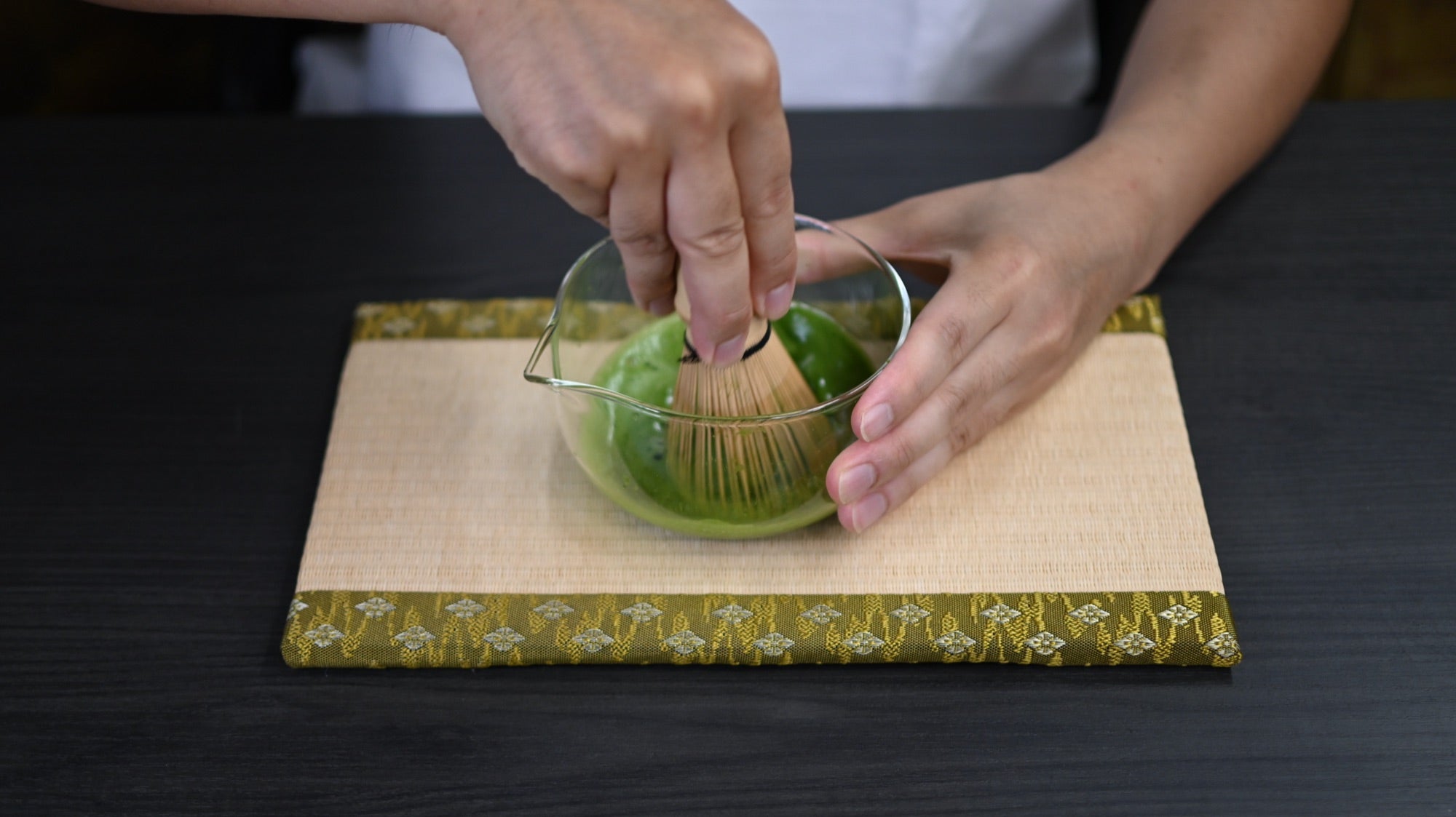茶筅で抹茶をなめらかに溶いている様子